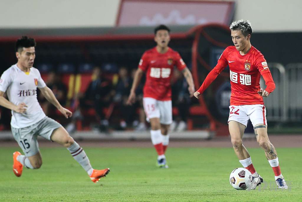 九游官网-关于清晨体能课后，广州队单刀错失备战英超，气氛紧张，资深球员宣示担当的信息